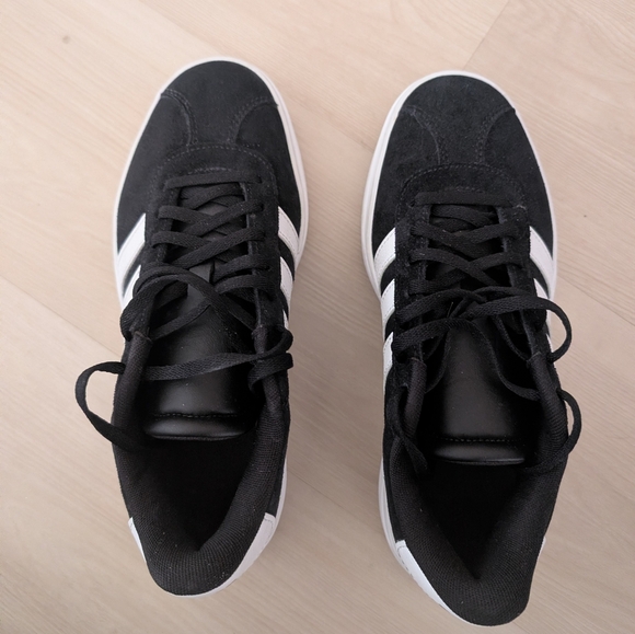 Adidas Kids 5 1/2 Worn 2x - Picture 9 of 9